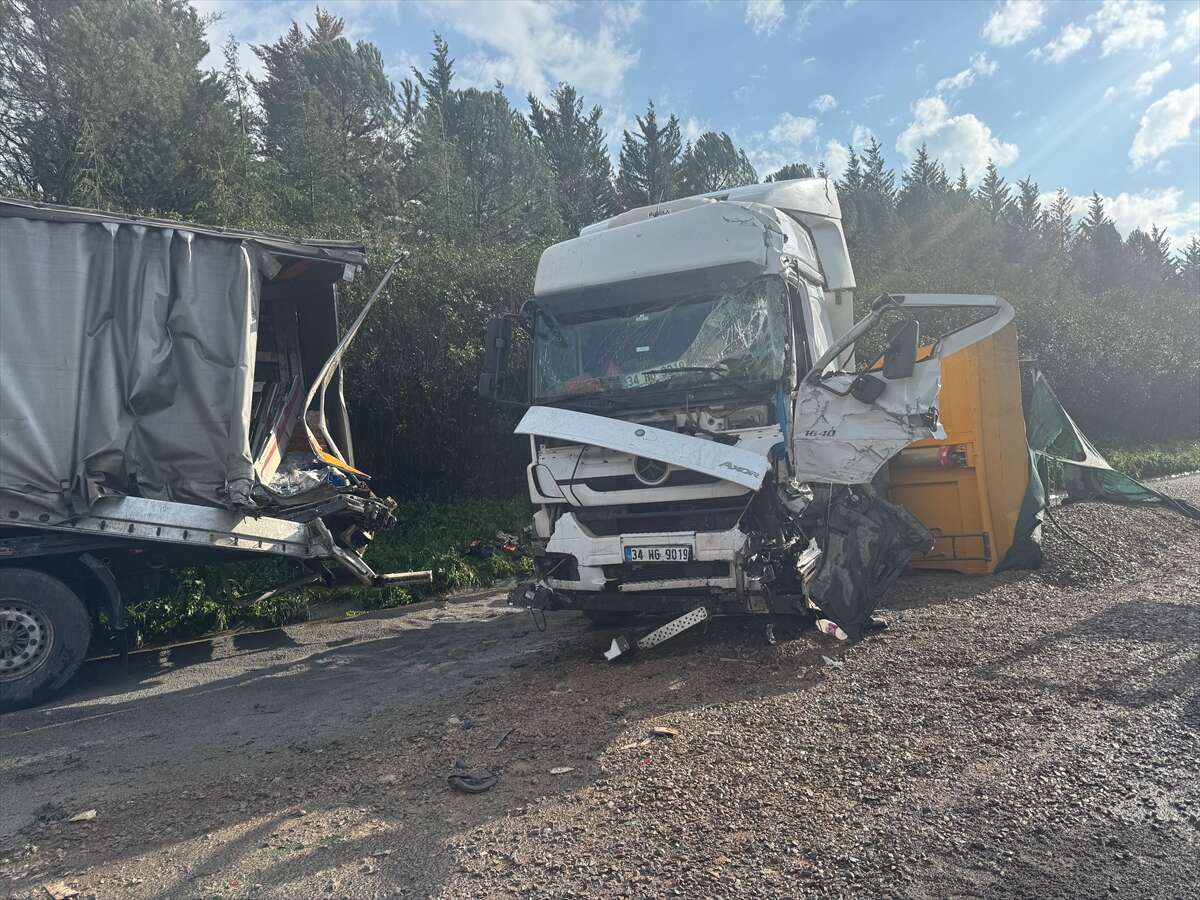 Otoyolda can pazarı! 2 TIR, tanker ve otomobil çarpıştı, 2 can kaybı var 2